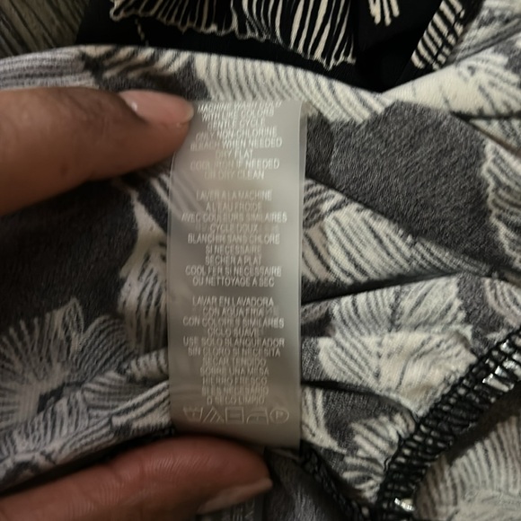 Tommy Hilfiger Sketch Floral Jersey Shift Dress
Size 10 - Picture 6 of 6